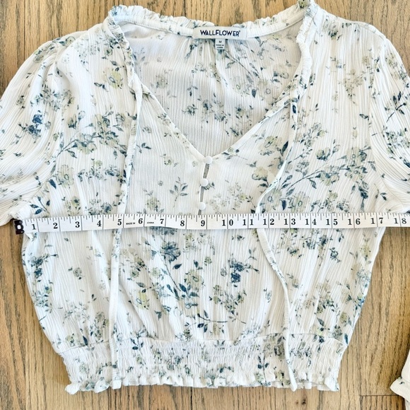Wallflower Floral White Smocked Cropped Women's Long Sleeve Blouse Top Medium - Picture 9 of 12